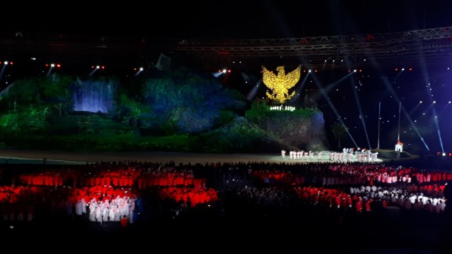 Sesi pengibaran bendera Indonesia di opening ceremony Asian Games 2018 (Foto: Karina/kumparan)