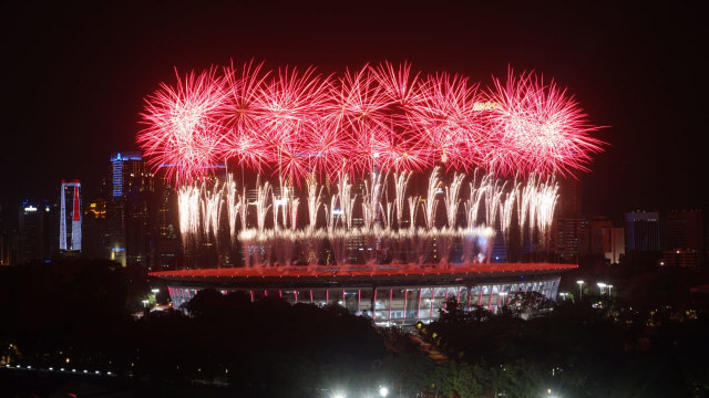 Kembang api pembukaan Asian Games 2018, Sabtu (18/8/2018). (Foto: Jamal Ramadhan/kumparan)