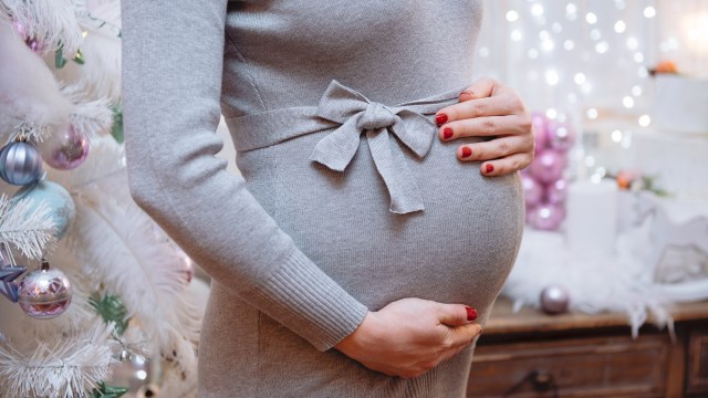 Ilustrasi ibu hamil memakai cat kuku (Foto: Shutterstock)