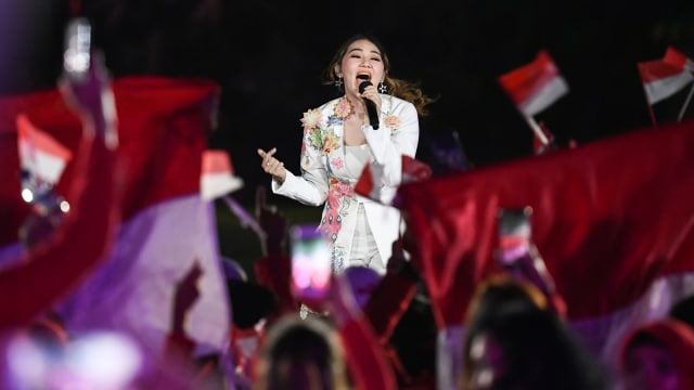 Via Vallen menyanyikan lagu 'Meraih Bintang' dalam acara pembukaan Asian Games 2018. (Foto: Jewel Samad/AFP)
