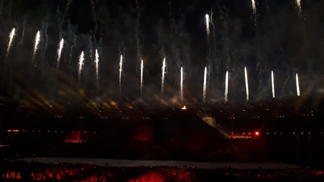 Pertunjukan kembang api di opening ceremony Asian Games 2018, Sabtu (18/8). (Foto: Kumparan/ Karina N)
