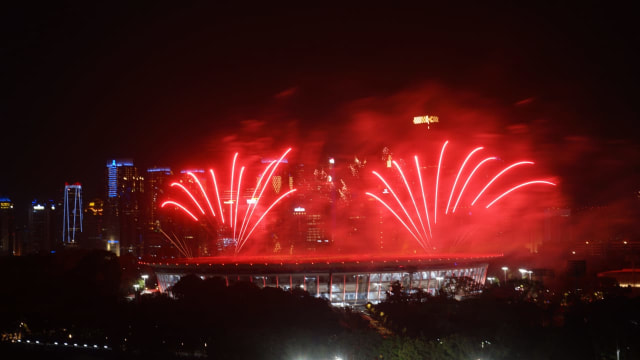 Kembang api pembukaan Asian Games 2018 (Foto: Jamal Ramadhan/kumparan)