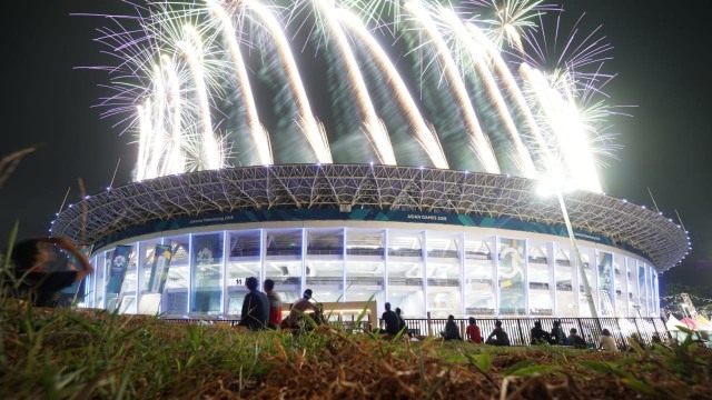 Pertunjukan kembang api saat pembukaan Asian Games 2018. (Foto: Kumparan/ Helmi Afandi)