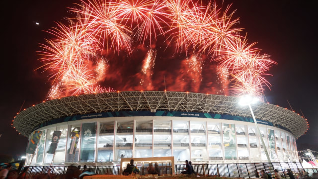 Pertunjukan kembang api saat pembukaan Asian Games 2018. (Foto: Kumparan/ Helmi Afandi)