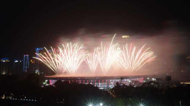 Pertunjukan kembang api saat pembukaan Asian Games 2018. (Foto: Jamal Ramadhan/kumparan)