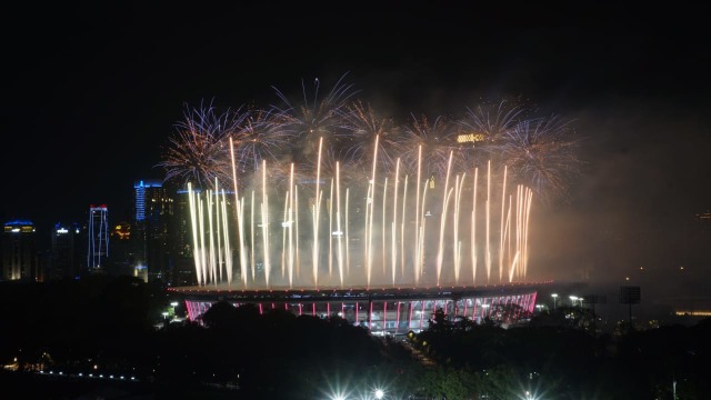 Pertunjukan kembang api saat pembukaan Asian Games 2018. Foto: Jamal Ramadhan/kumparan