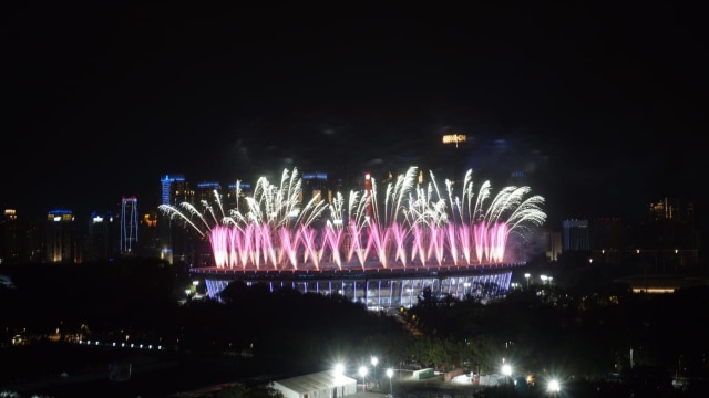 Pertunjukan kembang api saat pembukaan Asian Games 2018. (Foto: Jamal Ramadhan/kumparan)