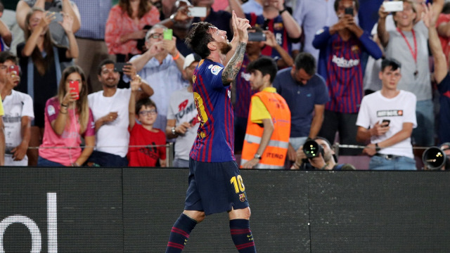 Selebrasi Lionel Messi usai cetak gol ke gawang Alaves. (Foto: REUTERS/Albert Gea)