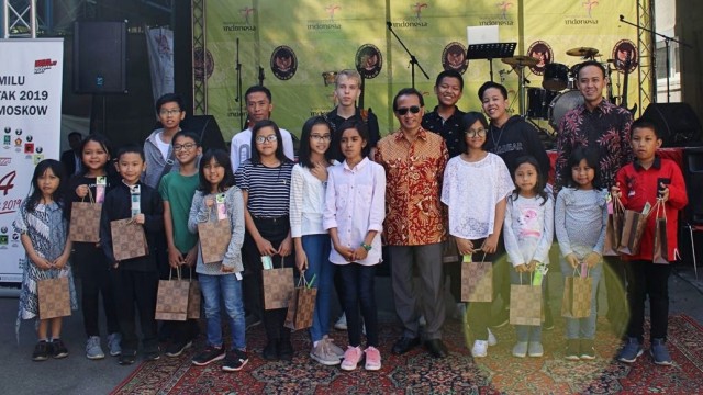 Dubes RI bersama siswa Sekolah Indonesia Moskow pemenang lomba anak-anak HUT RI. (Foto: Dok. KBRI Moskow)