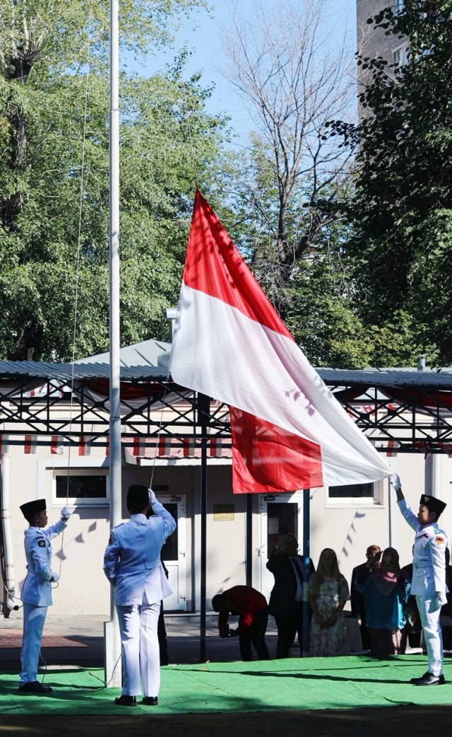 Upacara penaikan bendera HUT ke-73 RI di KBRI Moskow (Foto: Dok. KBRI Moskow)