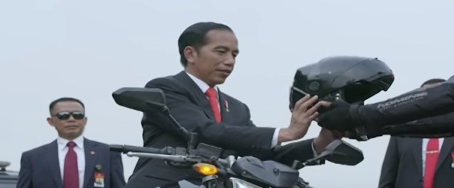 5 Kemiripan Aksi Presiden Jokowi dengan Adegan Film Mission Impossible (1)
