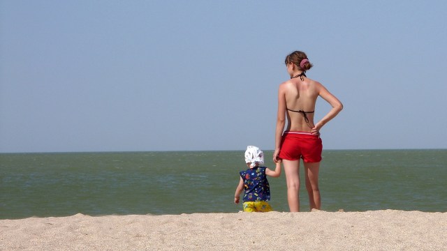 Ilustrasi mengajak bayi ke pantai (Foto: Pexels)
