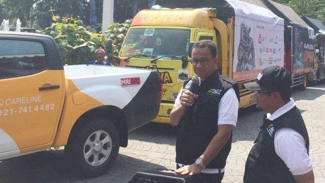Gubernur DKI Jakarta Anies Baswedan berangkatkan 20 truk bantuan untuk Lombok. (Foto: Mirsan Simamora/kumparan)