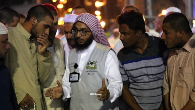 Para penerjemah haji di Makkah (Foto: AFP/Ahmad Al Rubaye)