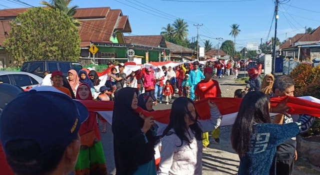 Masyarakat Padang Kibarkan Bendera Merah Putih Sepanjang 1.000 Meter