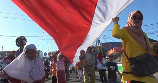 Masyarakat Padang Kibarkan Bendera Merah Putih Sepanjang 1.000 Meter (1)