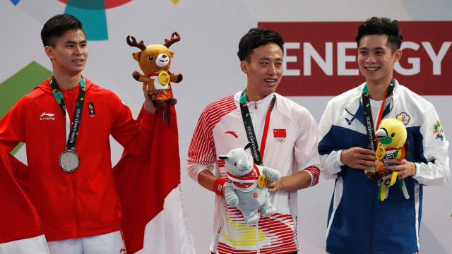Edgar Marvelo berpose di podium saat penyerahan medali. (Foto: Reuters/Beawiharta)