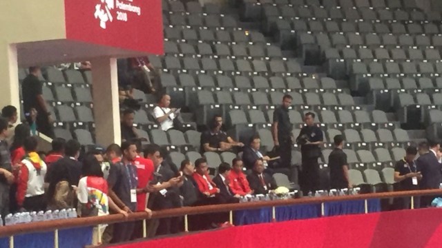 Presiden Joko Widodo (jaket merah kedua dari kanan) mengunjungi Jakarta Convention Centre. (Foto: kumparan/Arif Utama)