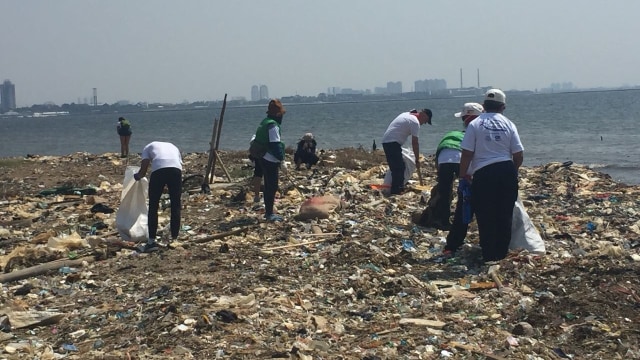 Bersih sampah plastik di laut dalam Gerakan Menghadap Laut di Ancol Timur, Minggu (19/8) Foto: Nurul Nur Azizah/kumparan