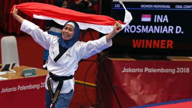 Defia Rosmaniar, peraih emas taekwondo nomor poomsae Asian Games 2018. (Foto: Reuters/Cathal Mcnaughton)