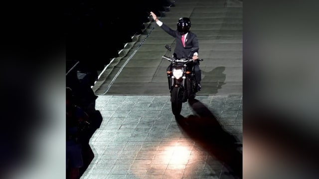 Aksi Jokowi kendarai moge di pembukaan Asian Games 2018. (Foto: Instagram/@jokowi)