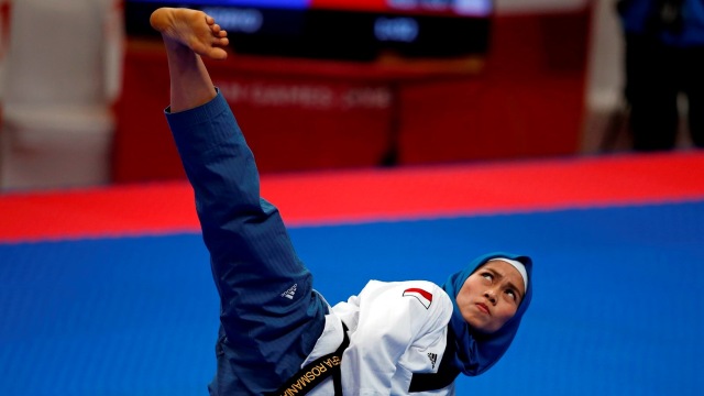 Aksi Defia Rosmaniar di final taekwondo nomor poomae putri. (Foto: Reuters/Willy Kurniawan)