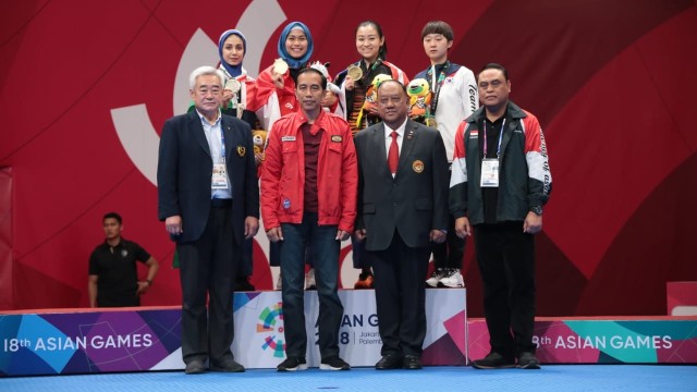 Defia Rosmaniar (kedua kiri atas) meraih medali emas cabang olahraga Taekwondo. (Foto: Dok. Tim CDM)
