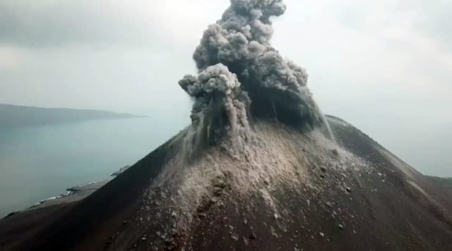 Gunung Anak Krakatau Meletus. (Foto: Dok. BMKG)