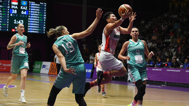 Pertandingan basket putri Asian Games 2018 antara Indonesia vs Kazakhstan. (Foto: Lillian SUWANRUMPHA / AFP)