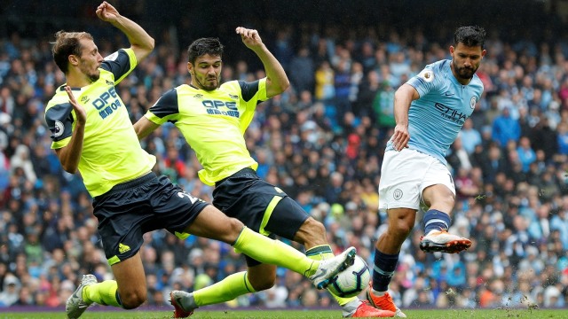 Dua pemain Huddersfield berupaya mengadang tembakan Sergio Aguero. (Foto: REUTERS/Darren Staples)