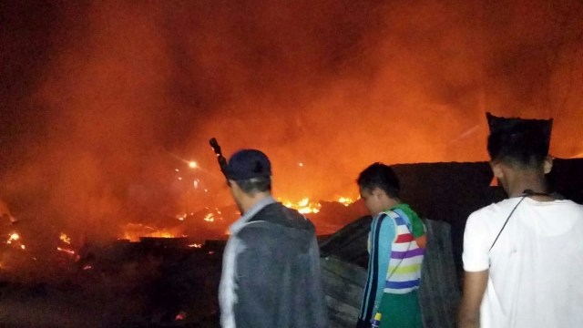 Kebakaran pasca gempa di Pulau Bungin, Alas, Sumbawa. (Foto: Dok. Babinsa Desa Lab. Alas)