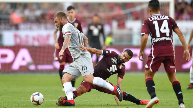 Daniele De Rossi berupaya melewati pemain Torino. (Foto: Getty Images/Valerio Pennicino)