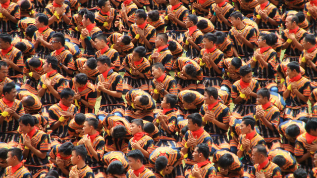 Peserta tarian Saman massal yang diikuti 12.262 penari di stadion Seribu Bukit, Blangkejeren, Gayo Lues, 13 Agustus 2017. Berhasil memecahkan rekor Museum Rekor Dunia Indonesia (MURI). (Foto: Zuhri Noviandi/kumparan)
