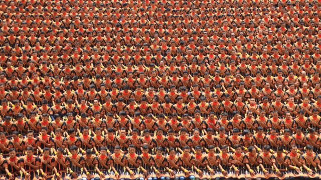 Peserta tarian Saman massal yang diikuti 12.262 penari di stadion Seribu Bukit, Blangkejeren, Gayo Lues, 13 Agustus 2017. Berhasil memecahkan rekor Museum Rekor Dunia Indonesia (MURI). (Foto: Zuhri Noviandi/kumparan)