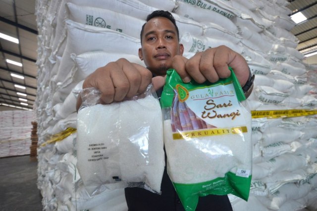 Satuan Tugas Ketahanan Pangan Sulawesi Selatan menunjukkan kemasan gula rafinasi ilegal milik UD Benteng Baru, Makassar, Sulawesi Selatan, Senin (22/5). Foto: ANTARA FOTO/Dewi Fajriani