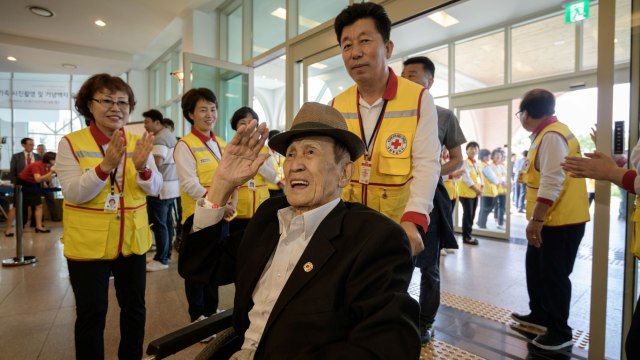 Reuni keluarga Korut dan Korsel di Korea Utara. (Foto: AFP/ED JONES)