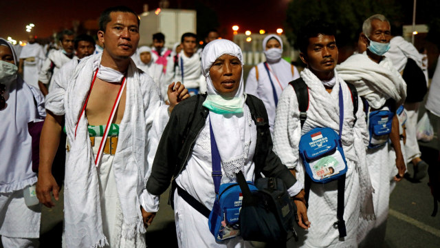 Umat Muslim dari Indonesia tiba di dataran Arafah pada malam Ziarah Haji tahunan, di luar kota suci Mekah, Arab Saudi. (Foto: REUTERS/Zohra Bensemra)