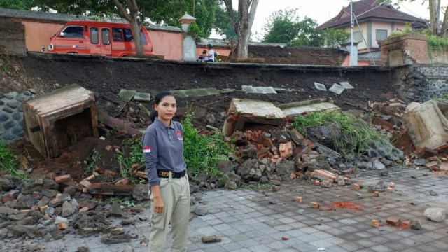 Tembok sandaran di depan Taman Kota Amlapura, Karangasem yang roboh akibat gempa Lombok semalam, Senin (20/8/2018). (Foto: Dok. Istimewa)