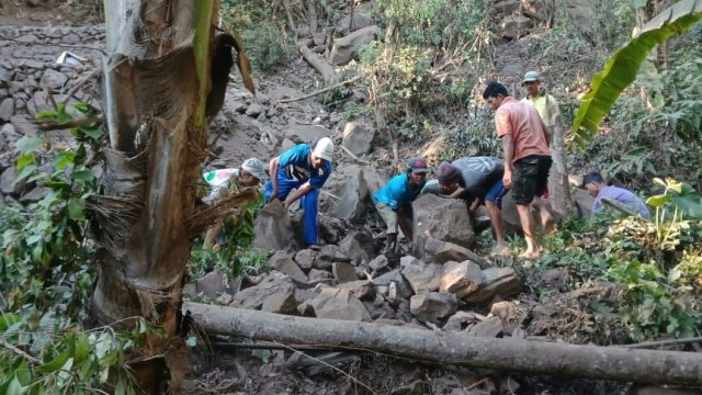 Longsor di bukit di desa Les, Tejakula, Kabupaten Buleleng, akibat gempa Minggu (19/8/2018) siang. (Foto: Dok. Istimewa)