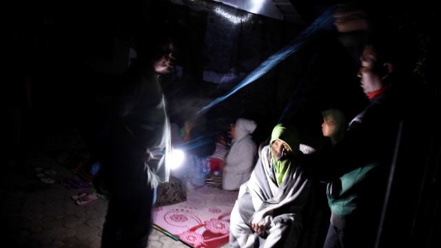 Warga membuat tenda dan memilih tetap berada di luar rumah pascagempa di Ampenan, Mataram, NTB, Minggu (19/8). (Foto: Antara/Ahmad Subaidi)