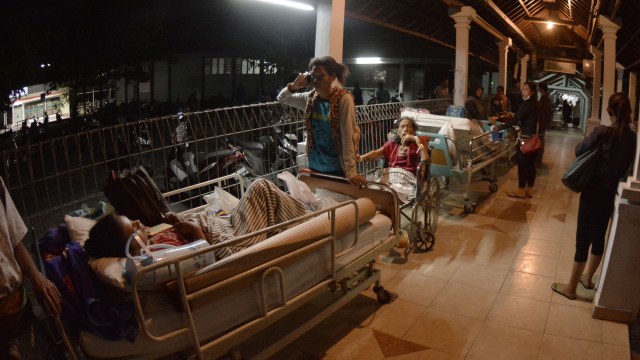 Sejumlah pasien berada di lorong rumah sakit usai terjadi gempa di RSUP Sanglah, Denpasar, Bali, Minggu (19/8). (Foto: Antara/Fikri Yusuf)