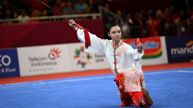 Atlet Indonesia Lindswell beraksi pada nomor Taijijian Putri Wushu Asian Games 2018 di JIExpo, Kemayoran, Jakarta, Senin (20/8). (Foto: ANTARA/INASGOC/Ismar Patrizki)