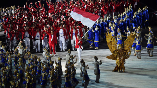 Defile kontingen Indonesia saat Pembukaan Asian Games ke-18 Tahun 2018 di Stadion Utama Gelora Bung Karno, Senayan, Jakarta, Sabtu (18/8). (Foto: INASGOC/Jefri Tarigan)