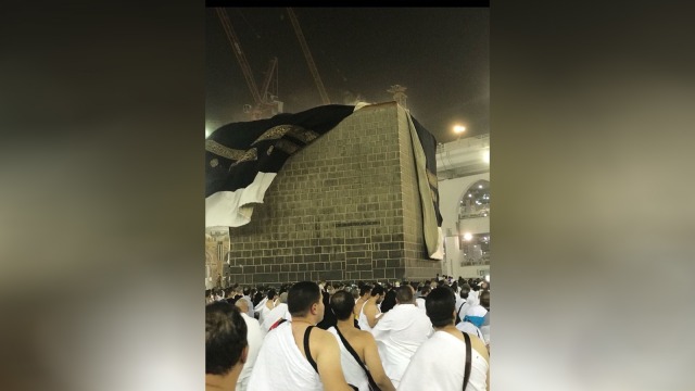 Kiswah kakbah tersingkap akibat angin kencang di Makkah, Senin (20/8/18). (Foto: Twitter @qoutesForbiden)