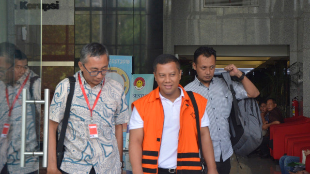 Bupati Mojokerto, Mustofa Kamal Pasa, tersangka kasus suap dan gratifikasi di Kabupaten Mojokerto tahun 2015, usai menjalani pemeriksaan oleh penyidik di Gedung KPK, Jakarta, Senin (20/08/2018). Foto: Nadia K Putri/kumparan