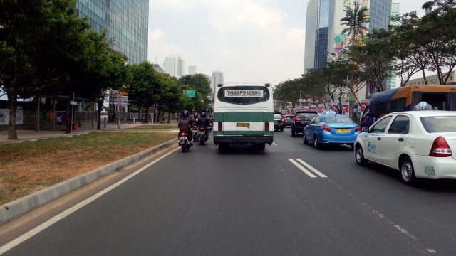 Kopaja P19 masih melintas di Jalan Sudirman, Senin (20/8/2018). (Foto: Maulana Ramadhan/kumparan)