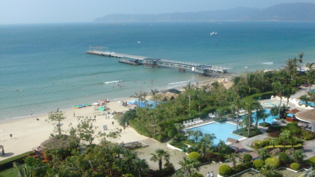 Sanya Bay, Hainan dari ketinggian. (Foto: Flickr/Marc van der Chijs)