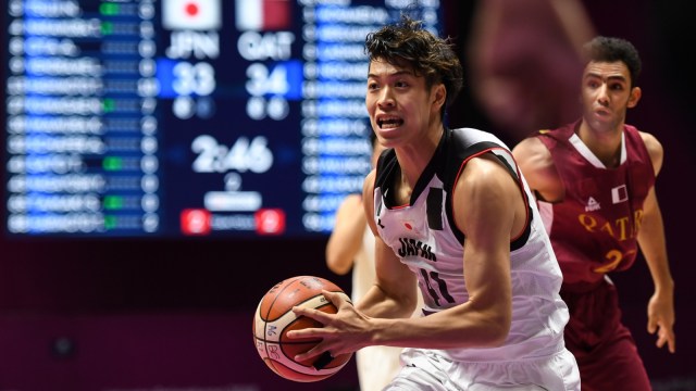 Takuma Sato (tengah) atlet basket Asian Games 2018 asal Jepang yang dipulangkan karena mengunjungi tempat prostitusi di Jakarta, Senin (20/8/18). (Foto: AFP/Anthony WALLACE)