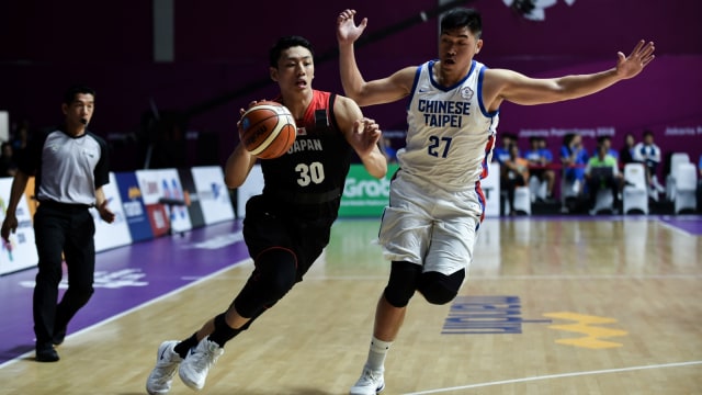 Keita Imamura (kiri) atlet basket Asian Games 2018 asal Jepang yang dipulangkan karena mengunjungi tempat prostitusi di Jakarta, Senin (20/8/18). (Foto: AFP/BAY ISMOYO)