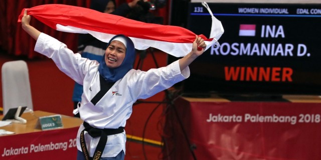 Defia Rosmaniar, peraih emas taekwondo nomor poomsae Asian Games 2018. (Foto: Reuters/Cathal Mcnaughton)